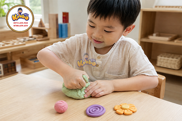 Trẻ nặn đất sét/đất nặn và tạo hình đơn giản để phát triển sức bóp tay.